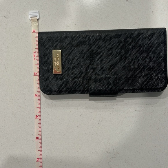 Kate spade phone case with magnetic closure - Picture 6 of 7